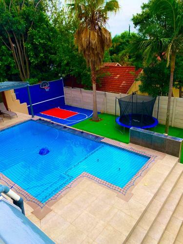 Cheerful 4 Bedroom House With Heated Pool, Jacuzzi
