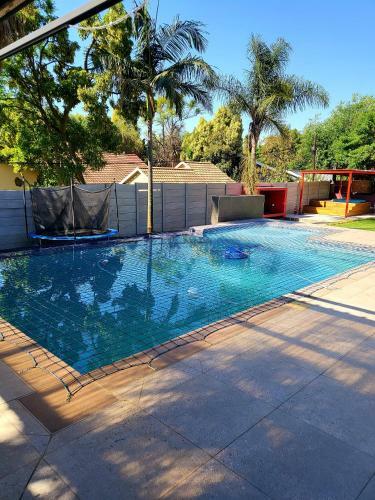 Cheerful 4 Bedroom House With Heated Pool, Jacuzzi
