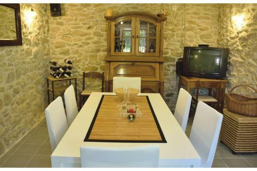 Apios Holiday Home