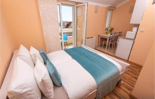 Stunning Apartment In Podstrana With