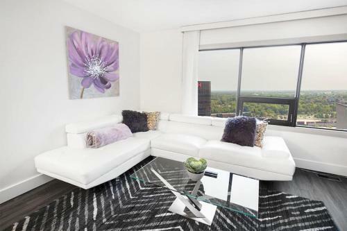 Apartamento Luxurious One-bedroom With In Suite Laundry And Parking!