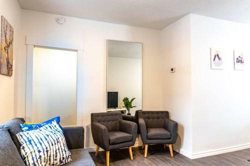 Gorgeous 3-bedroom Weston Home! Parking! Coffee!
