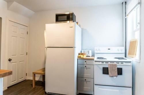 Gorgeous 3-bedroom Weston Home! Parking! Coffee!