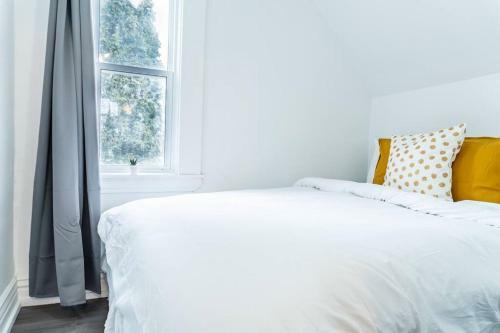 Gorgeous 3-bedroom Weston Home! Parking! Coffee!