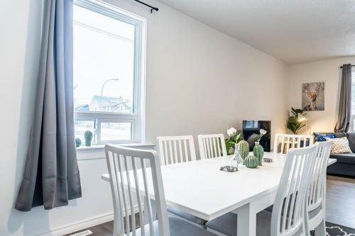 Gorgeous 3-bedroom Weston Home! Parking! Coffee!