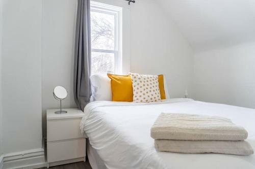 Gorgeous 3-bedroom Weston Home! Parking! Coffee!