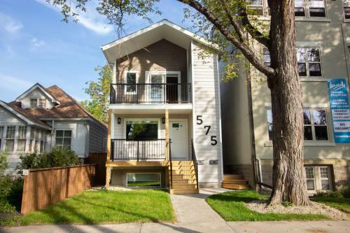 Cheerful 4 Bedrooms Duplex Unit Great Location
