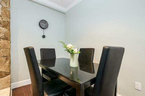 Executive 2 Bed 1 Bath Spacious & Centrally Located Suite.