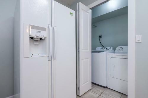 Executive 2 Bed 1 Bath Spacious & Centrally Located Suite.