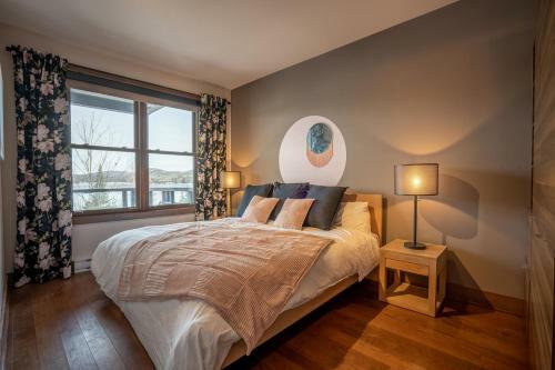 Suite Overlooking The Lake With Resort