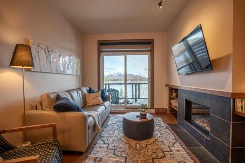 Suite Overlooking The Lake With Resort