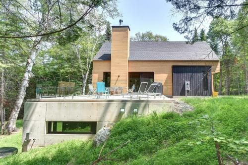 Contemporary + Spa & Sauna