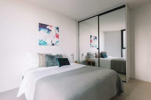 2 Br Modern Melbourne Cbd Apartment