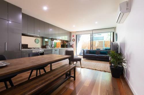 Port Melbourne Beach Apartment