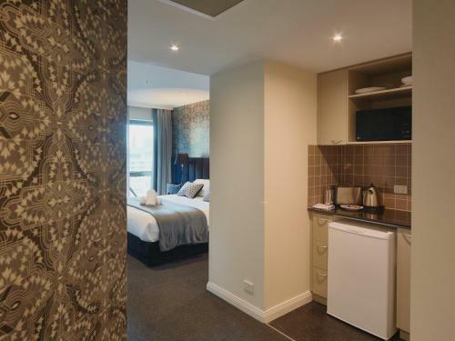 222 Russell Street Serviced Apartment
