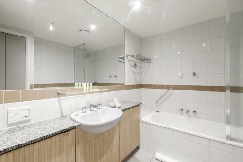 222 Russell Street Serviced Apartment