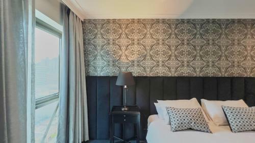 222 Russell Street Serviced Apartment