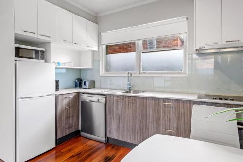 Cosy Apartment With Courtyard In Leafy Suburb
