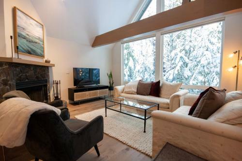 Spacious And Modern Vacation Home Ski In And Shuttle Out By Harmony Whistler