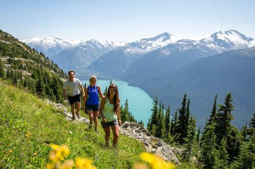 Lofted Suite With Mountain Views And Creekside Location By Harmony Whistler