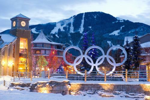 Lofted Suite With Mountain Views And Creekside Location By Harmony Whistler