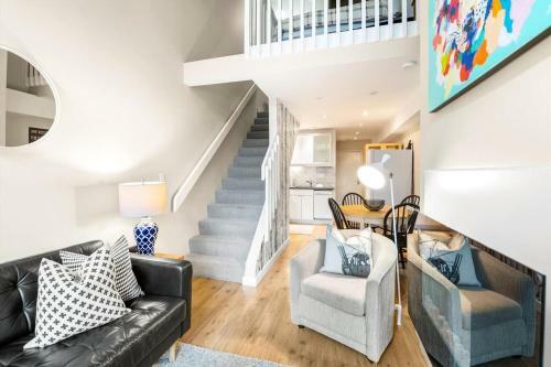 Lofted Suite With Mountain Views And Creekside Location By Harmony Whistler