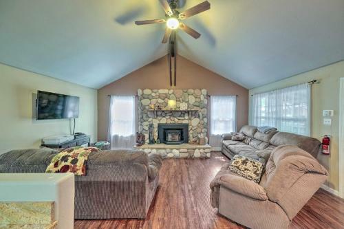 Peaceful Little Doll House Cabin With Grill!