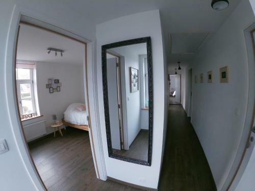 Au Pied Du H�tre