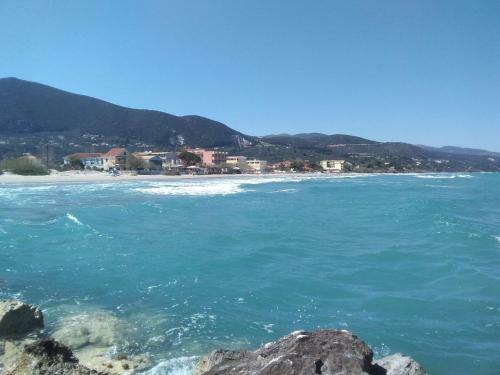 Albergue Votsalon Beach House