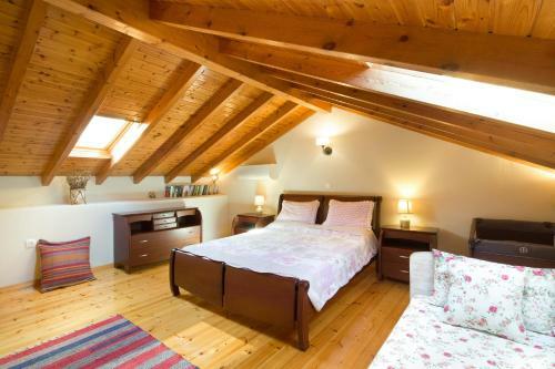 Mara's Traditional Cottage