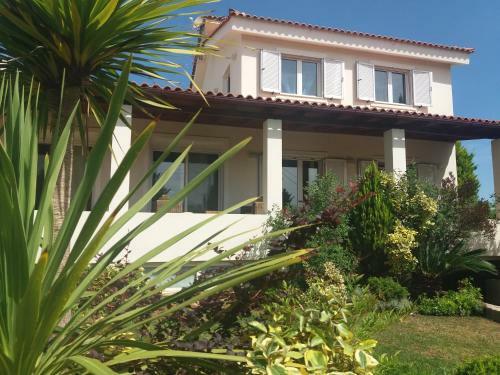 Beautiful Summer Villa In Chalkoutsi
