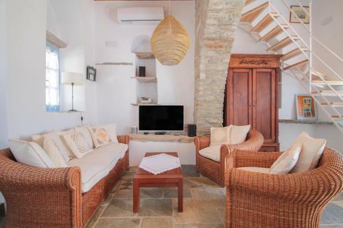 Traditional Villa In Ktikados - 3br And Seaview