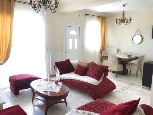 Amazing House In Kiato Near The Beach
