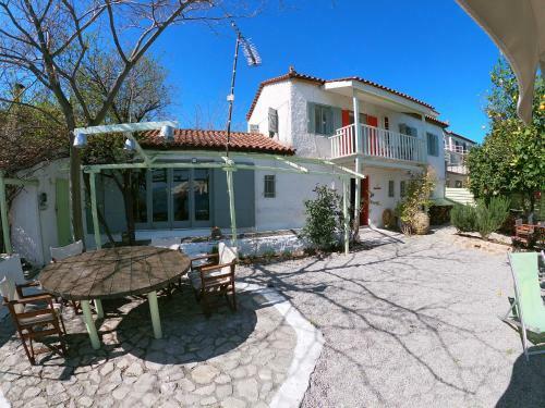 Kiveri 1876 Traditional Seafront Cottage
