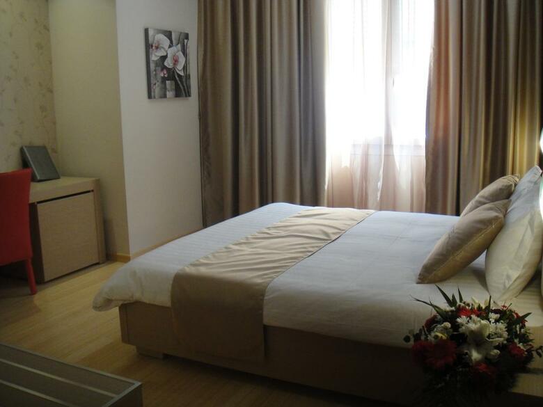 Sky 2 Hotel