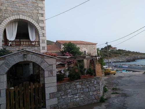 Almyra Apt In Mani