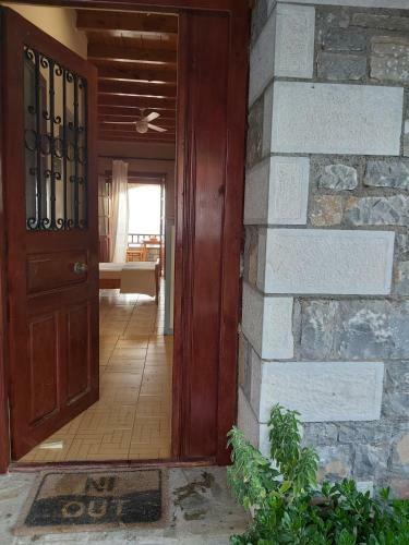 Almyra Apt In Mani