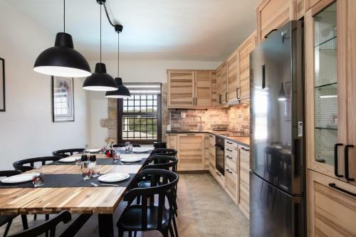 Villa Penthe Manor House, Rustic Secret Retreat!