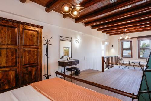 Villa Penthe Manor House, Rustic Secret Retreat!