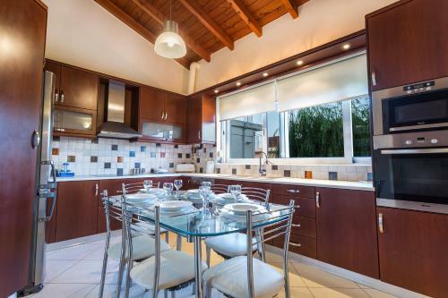 Ecosy Villa With Pool Near Sandy Beaches