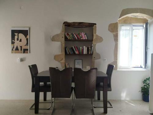 Kamara Bridge House, Spacious 1-bedroom Quiet Retreat