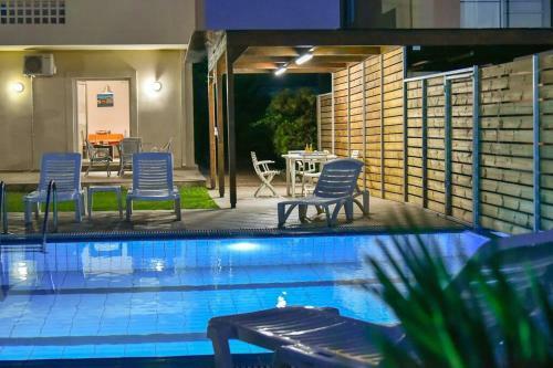 Mariza's Beachfront Apartment With Pool