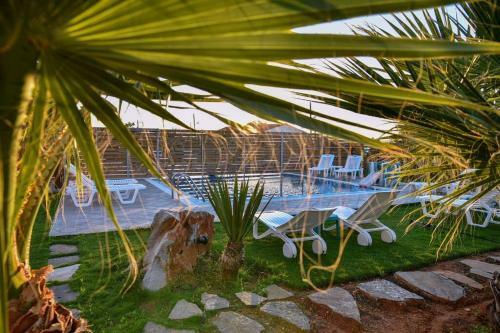 Mariza's Beachfront Apartment With Pool