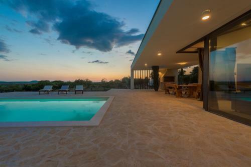 Villa T