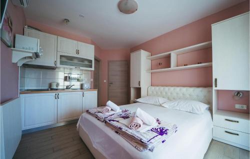 Stunning Apartment In Promajna With