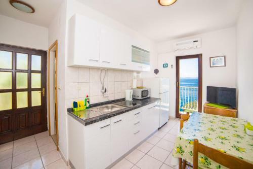 Apartment With Sea View Close To The Beach