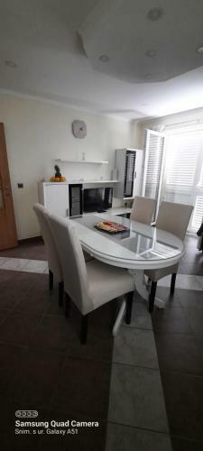 Apartamento Holiday Home An?i? ,?estanovac-makarska