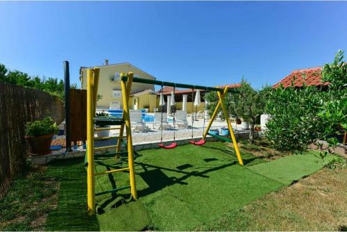 Simoni Apartment House With Pool