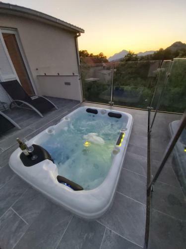 Summer House Nika With Jacuzzi