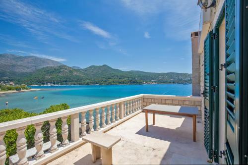 Sea View Apartments & Rooms